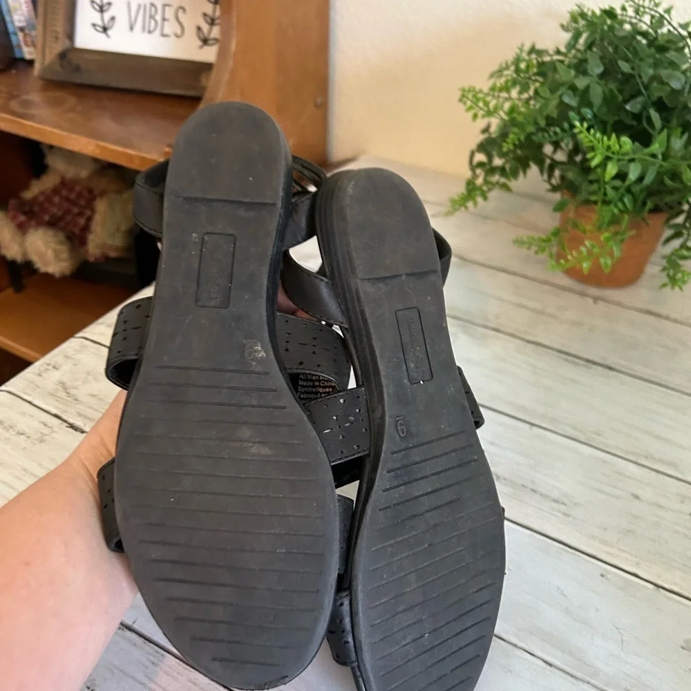 American Eagle size 9 black sandals